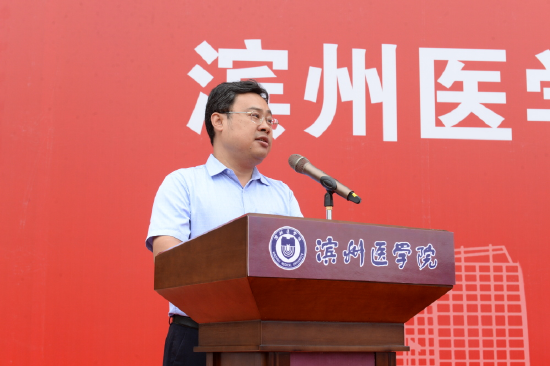 教师代表、眼视光学专业带头人、第一临床医学院(滨州附属医院)张磊教授致辞