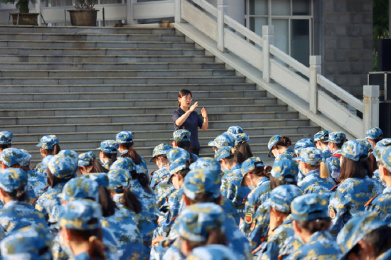手语老师进行现场翻译