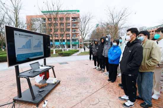 　　学校联合青岛疾控中心邀请该中心性病艾滋病防制所副所长（主持工作）宋鑫作题为“艾滋病的预防与控制”的科普讲座