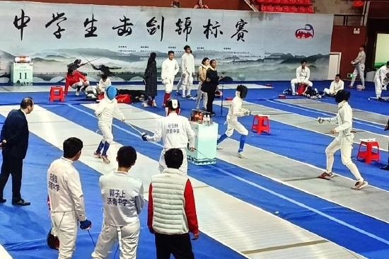 激烈对决!第十三届中国中学生击剑锦标赛济南中学扬威赛场_手机新浪网