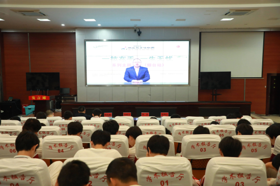 全国汽车职业教育教学指导委员会秘书长徐念峰致辞