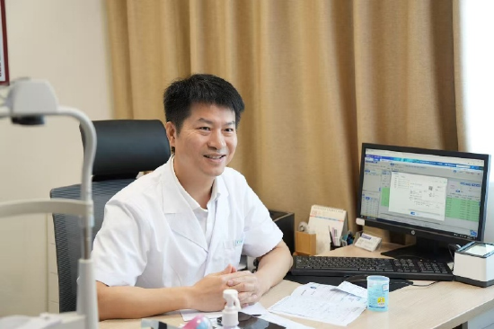 白内障合并眼底疾病，曾阿姨如何重获清晰视力？