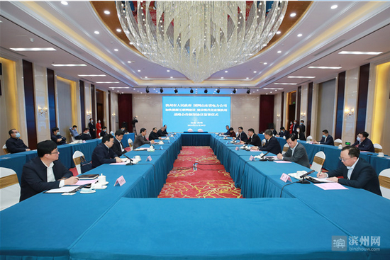 国网山东省电力公司副总经理董京营代表双方签署了战略合作框架协议