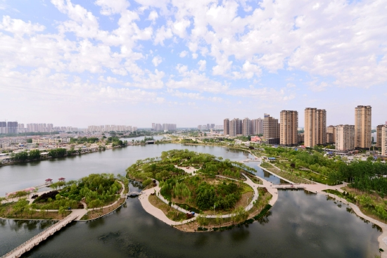 （菏泽市赵王河公园。图片来源：菏泽市摄影家协会《春天的赵王河》）