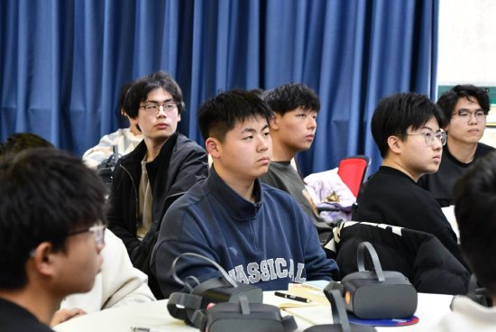 学生聚精会神聆听雷锋故事