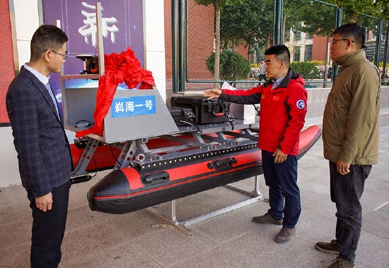 科考队员介绍嵙海一号性能