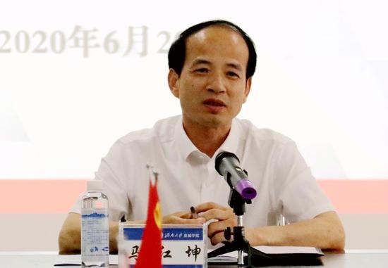 校长马红坤,副校长左振华,郭迎昌,校长助理高菁,王凤丽,以及部分职能