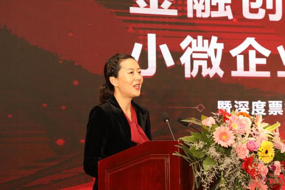 仪式上,奥德集团副总裁,奥德金控集团董事长刘冉与深度票据网创始人全