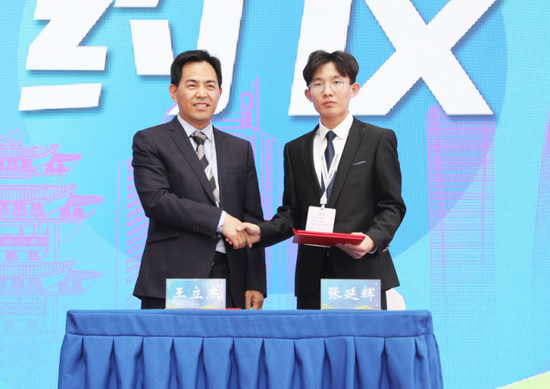 图:18级机电一体化专业学生张延辉与企业签订就业意向书