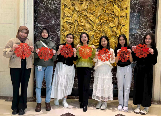 图2 山东财经大学国际学生剪纸体验活动