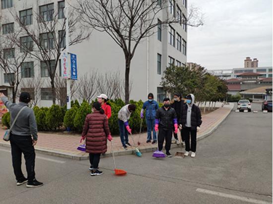 【大众网·海报新闻】青工院的守望者:爱国爱校卫生活动与入校演练联合进行!我们等你“回家”!