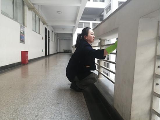 【大众网·海报新闻】青工院的守望者:爱国爱校卫生活动与入校演练联合进行!我们等你“回家”!