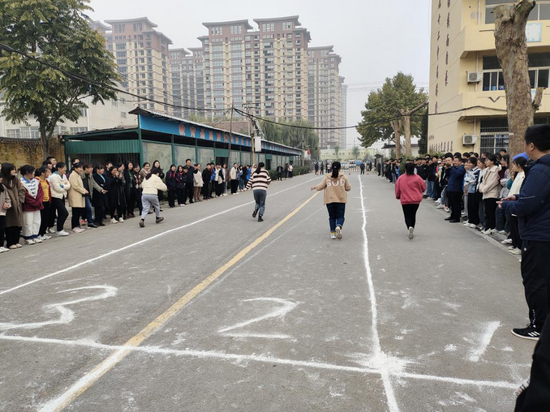 鄄城县第十二中学开展教职工托球跑接力赛