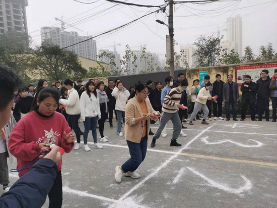 鄄城县第十二中学开展教职工托球跑接力赛