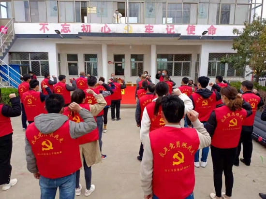 集结党员突击队成员,现场集中宣誓,启动出征仪式,所有党员身穿红马甲