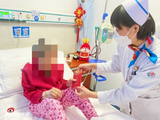 科室募捐款交到奶奶手中