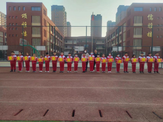 送你一朵小红花菏泽市巨野县永丰办站前小学举行期末总结表彰大会