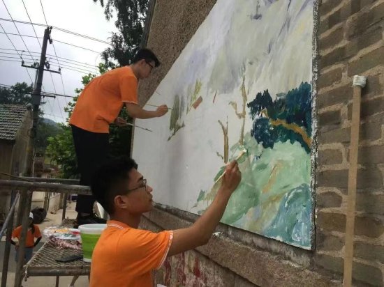 获得中国青年志愿服务项目大赛金奖的学生们参与乡村人居环境治理