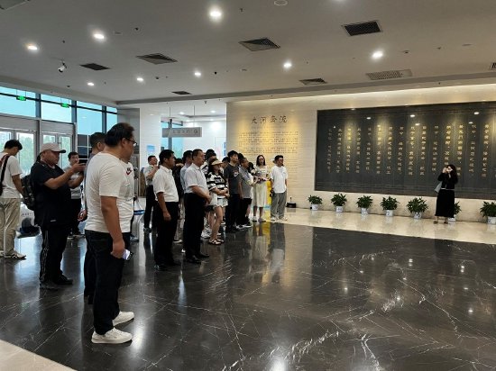 图:参观黄河文化馆