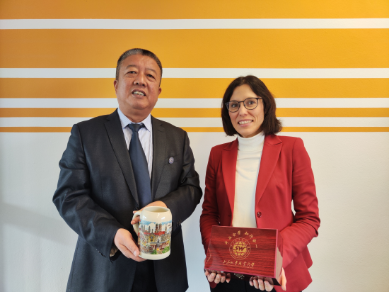 孙承武与Prof. Dr. Claudia Brunner代表双方互赠礼物