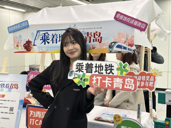 探访团成员拍照打卡