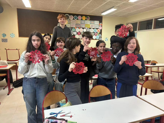 图7 法国雷恩市 Le Landry 中学课堂马年团花剪纸活动