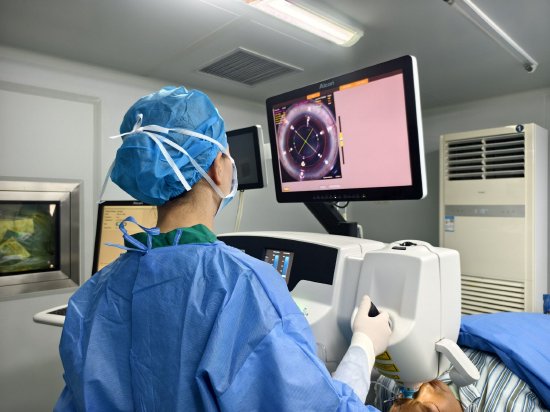 无刀飞白技术再革新！水凝胶飞秒激光辅助白内障手术系统落户昆明艾维眼科医院