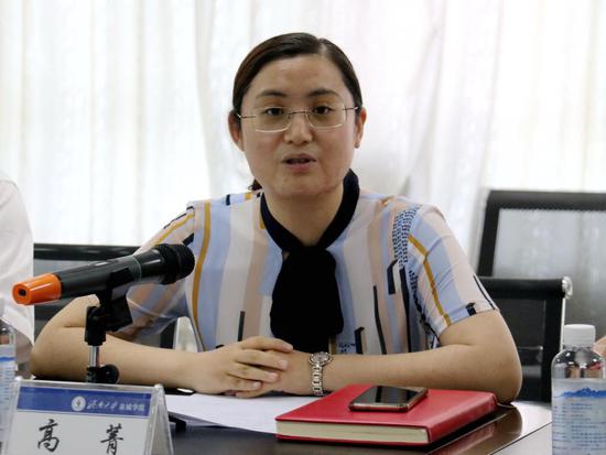 高菁主持会议会上,高菁对学校《2020年毕业生离校时间及分工安排表》