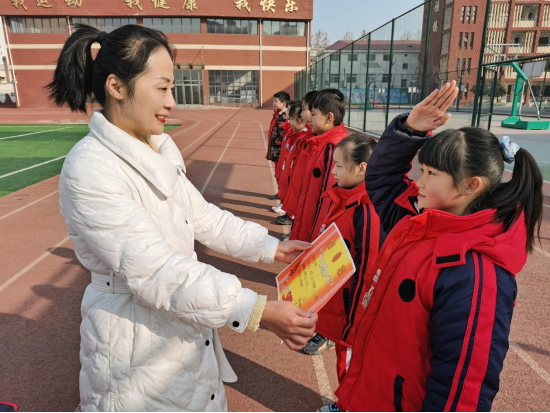 巨野县永丰办站前小学举行冬奥精神伴成长虎虎生威向未来主题开学典礼