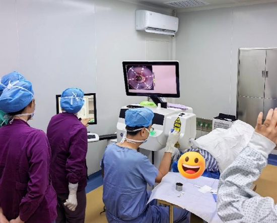张晓山教授主刀水凝胶飞秒激光辅助白内障手术