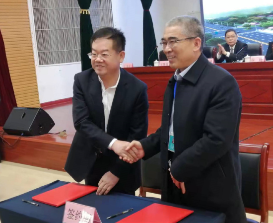 省立医院党委委员,纪委书记张金池与菏泽医专附属医院院长王克志签订