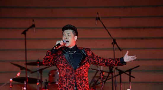 星光大道2008年度总冠军张羽演唱《勇往直前》