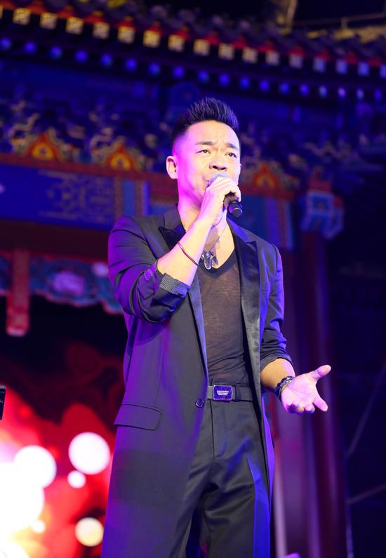 孙浩,姚政现身即墨古城戏台,欢唱民谣_新浪山东_新浪网