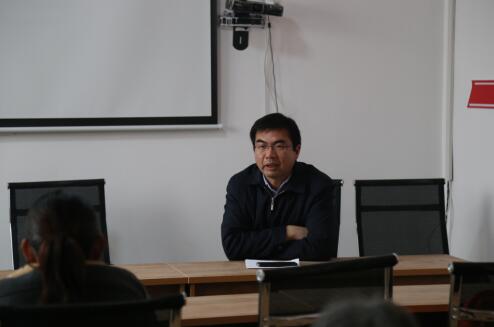 刘义军书记为社区居民详细讲解拆迁政策