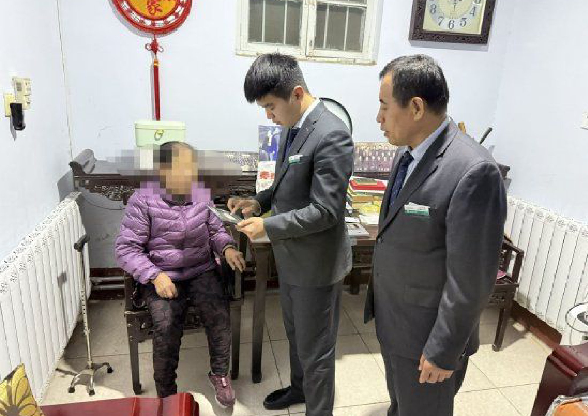 农行禹城支行员工上门为老人解难题