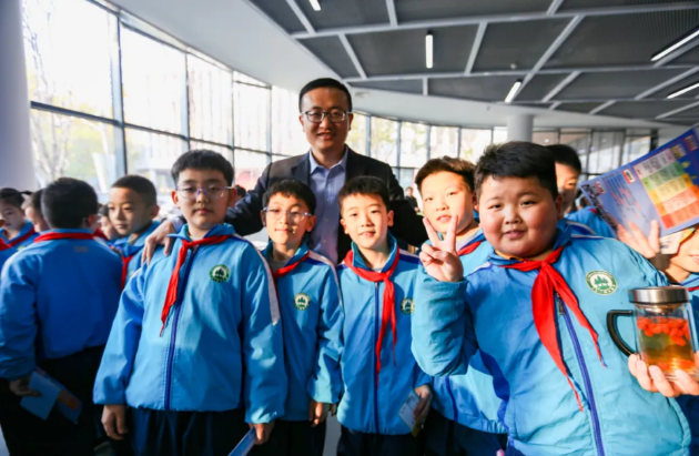 学校领导参加科技节活动