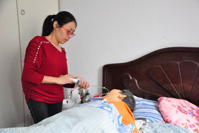 残疾孝女照顾瘫痪母亲 几乎没睡过踏实觉
