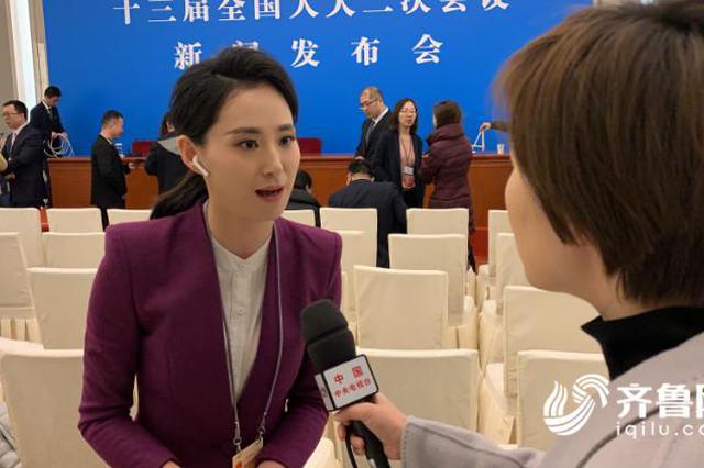 央视采访山东台记者崔真真:今年两会最关注这些问题