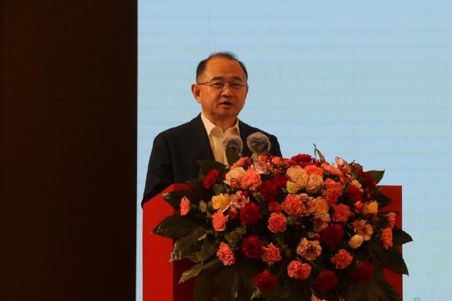 在“滨州企业日”活动上，宋永祥送给广大企业家一副对联