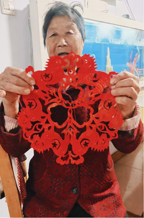 图1 山东济南网友奶奶展示其剪纸作品