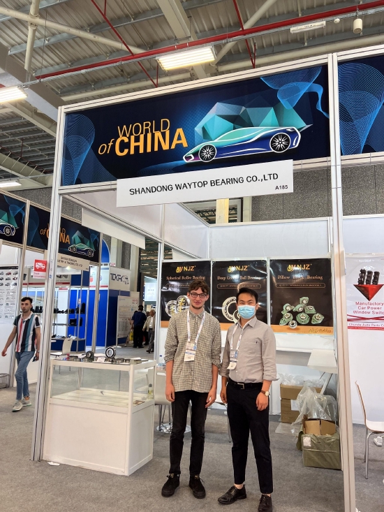 和合作伙伴在展会上合影(右一为王东正)