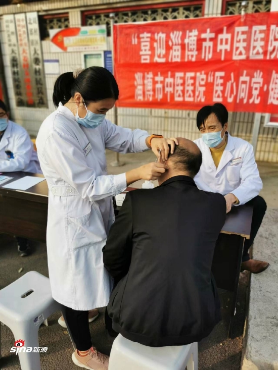 为义诊群众耳穴压豆
