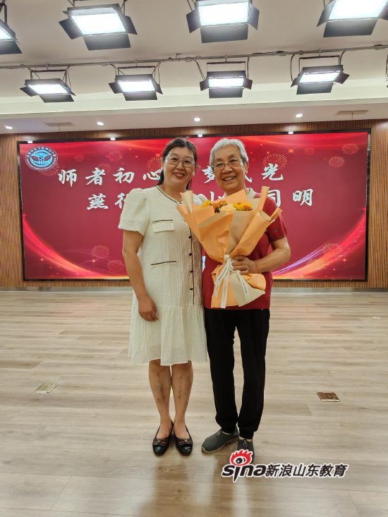 2025年教师节，马淑兰应邀回到燕山小学参加庆祝活动，现场与张爱霞的合影