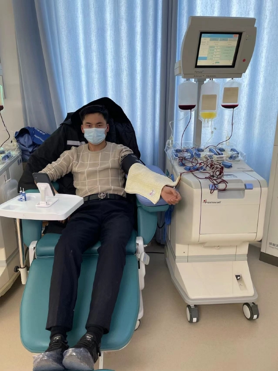 点滴献血情冬日暖人心双庙郭村村主任郭海华带领村民无偿献血