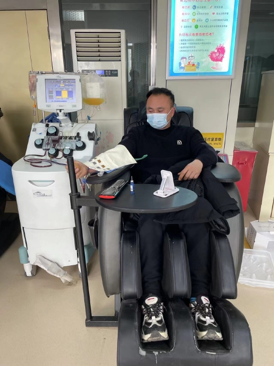 点滴献血情冬日暖人心双庙郭村村主任郭海华带领村民无偿献血