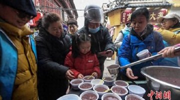 山东济南：民众免费品尝腊八粥