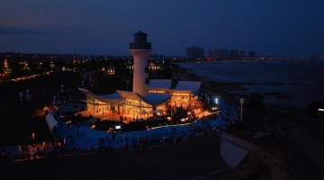 一座灯塔与一座小城的“慢变量”