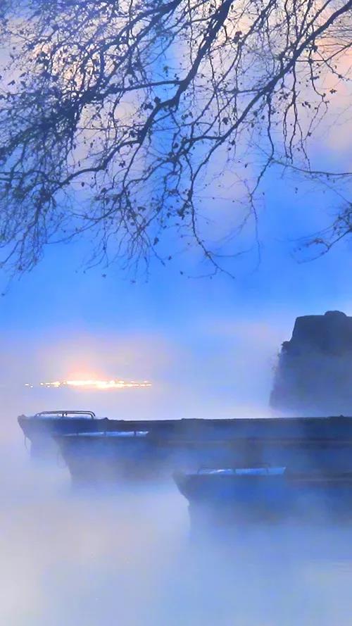 烟霭三冬暖亦真亦幻白龙行宫蛟龙盘旋各式建筑已镀上美丽的金色色彩