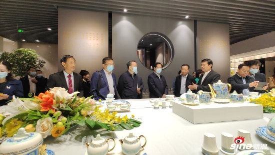 与会领导和嘉宾现场品鉴“泱泱齐风”系列新品,并参观硅元尚瓷文化馆。