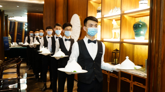 19年来,凯瑞在餐饮的赛道上高速疾驰。从“老牌坊”一个品牌到“高第街56号”、“城南往事”、“皇城根”,再到“泉客厅”、“贵满楼”、“牌坊宴”、“大观楼”、“皇城根融合新京菜”,从一家门店到全国近400家门店竞相绽放,从一道菜到一条链,凯瑞的高质量发展是济南餐饮高质量发展的缩影,也是济南品质化餐饮时代的标杆。随着“黑珍珠”落入“泉客厅”,这间“济南空中会客厅”也成为展现济南城市美食文化的重要窗口,为高品质消费者提供决策参考,带动整个餐饮业提质升级。(新黄河记者李奇宏)